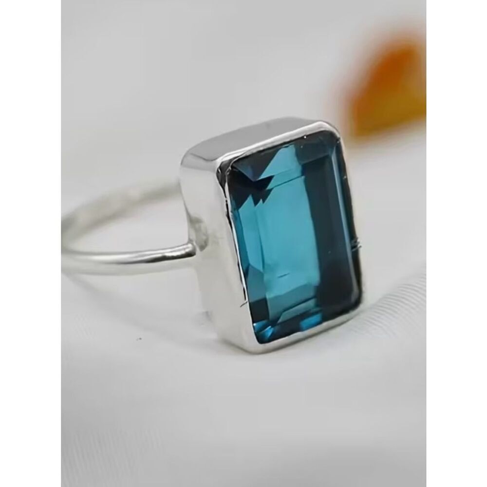 💘 NEW Silver Blue Sparkling Crystal Emerald-Cut Stone Modern Style Ring 💘